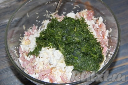 Добавить получившуюся смесь зелени и яиц в начинку.
