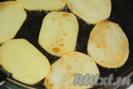 Обжарить картофель с двух сторон до золотистого цвета на среднем огне.
