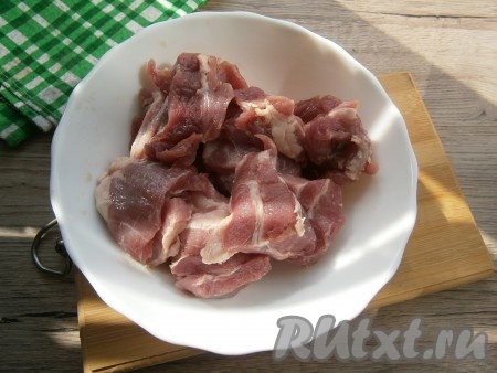 Мясо нарезать средними кусочками, как для шашлыка.
