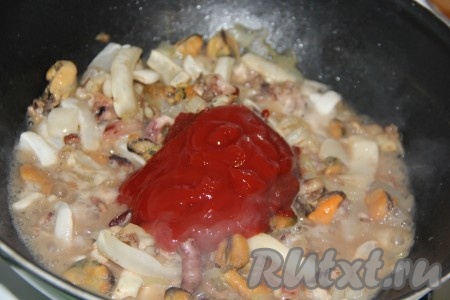 Затем добавить томатную пасту. 