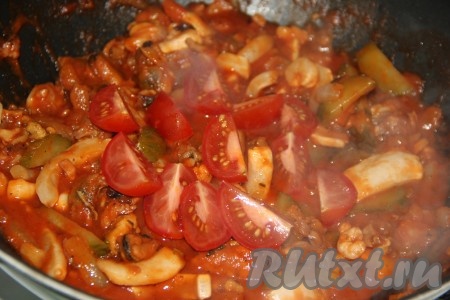 Помидоры черри вымыть, разрезать на 4 части и тоже добавить к морепродуктам в томатном соусе, перемешать.
