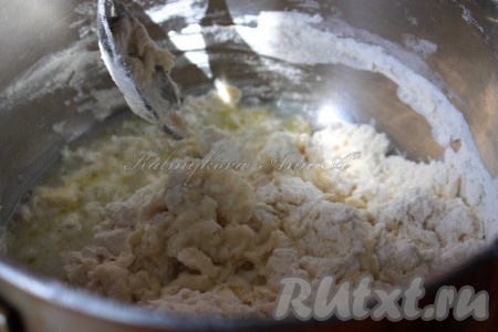 Муку просеять, соединить с водно-масляным раствором и перемешать, тесто не должно прилипать к рукам.
