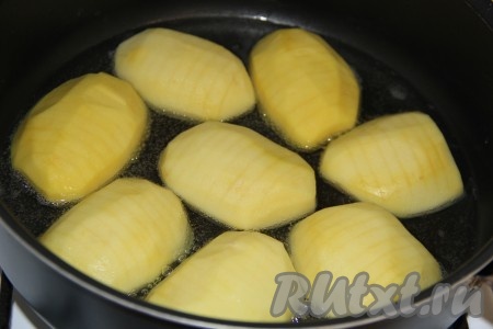 Затем налить на дно сковороды растительное масло, сковороду с маслом разогреть. Выложить картофель и на большом огне жарить 1-2 минуты, не накрывая крышкой.