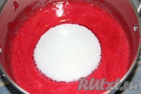 Протертую ягодную массу выложить в кастрюлю, добавить сахар и ванильный сахар.
