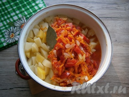 Когда картофель будет готов, слить из кастрюли половину воды, а к картошке добавить томатный соус из сковороды. Сюда же добавить лавровый листочек.
