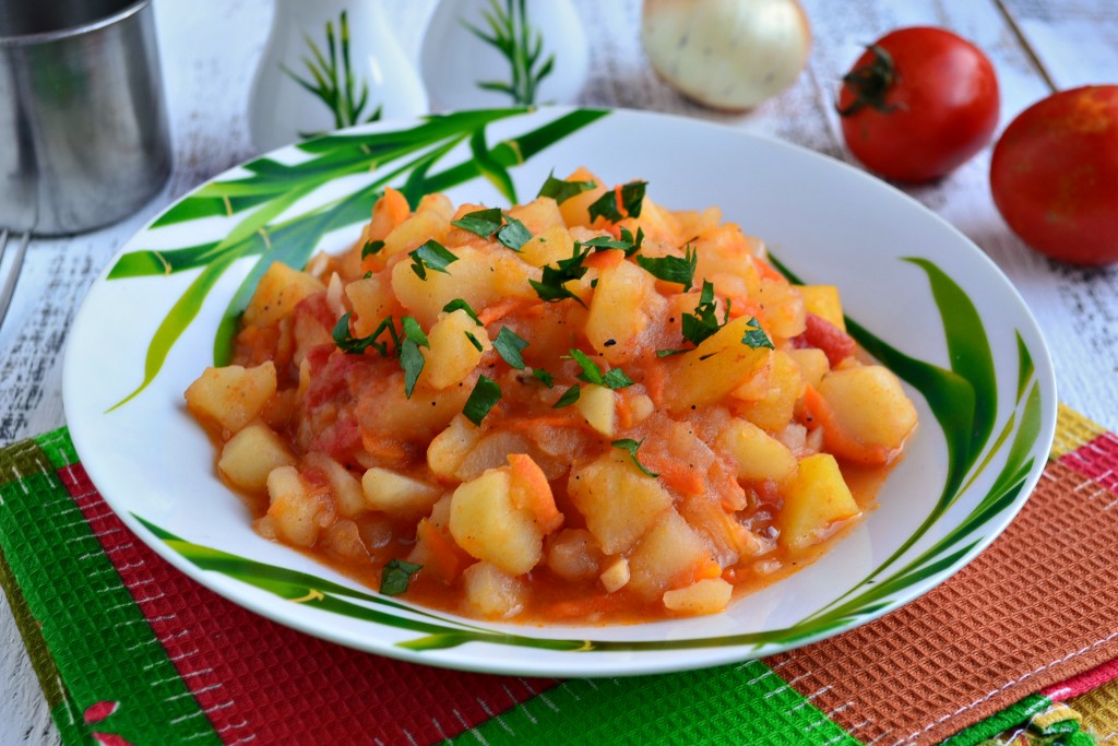 Картошка, тушеная в томатном соусе - рецепт с фото
