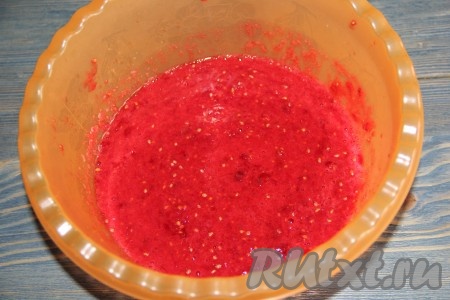 С помощью погружного блендера пробить ягоды в пюре.