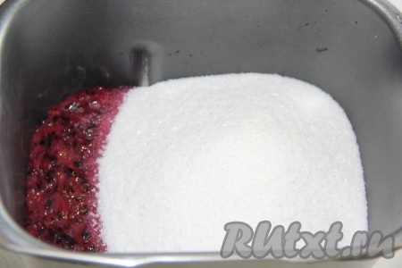 В ведёрко хлебопечки выложить ягодную массу и сахар, выставить режим "Джем" или "Варенье" на 1,5 часа.
