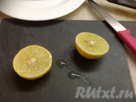 Затем добавить сок лайма или лимона. Можно использовать лимонную кислоту.