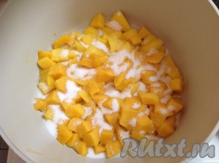 Сложить в кастрюлю первый слой манго и засыпать половиной нормы сахара.