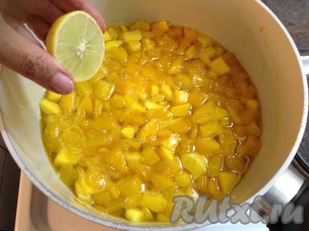 Затем добавить сок лайма или лимона. Можно использовать лимонную кислоту.