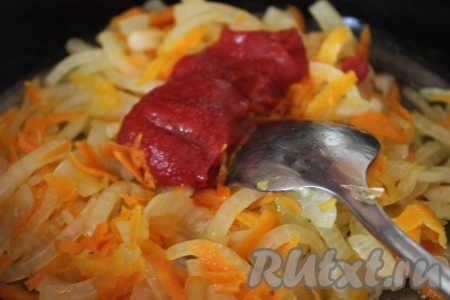 Для приготовления зажарки для голубцов необходимо очистить морковку и лук. Морковь натереть на средней терке, лук нарезать произвольно, выложить овощи на сковородку, добавив немного растительного масла, и тушить на среднем огне, периодически помешивая, примерно, 3-5 минут. Затем добавить 1-2 столовые ложки томатной пасты или кетчупа. Тщательно перемешать и тушить на небольшом огне, помешивая, в течение 1-2 минут.
