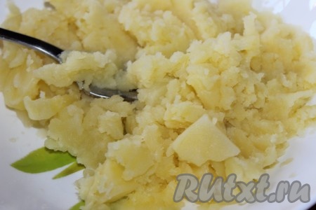 С готового картофеля слить воду и с помощью толкушки измельчить в пюре (я картофель измельчила при помощи вилки).
