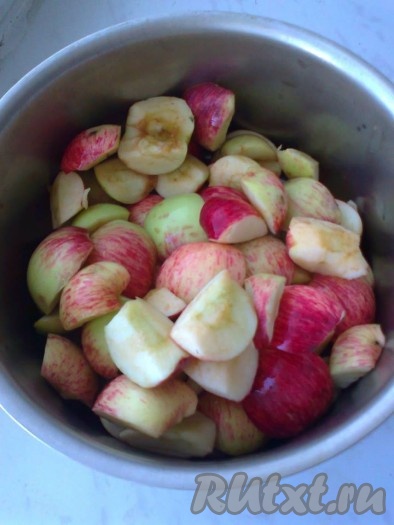 Яблоки помыть, разрезать на 4 части, очистить от семенных коробочек.