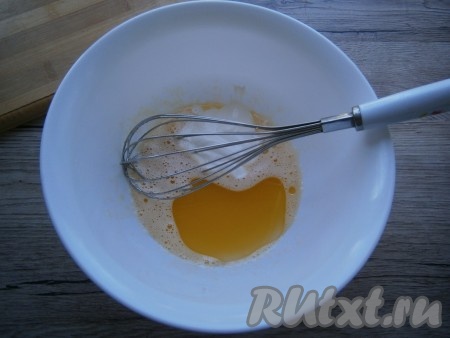 Венчиком хорошо перемешать яйцо с сахаром и солью, добавить сметану и влить растительное масло.
