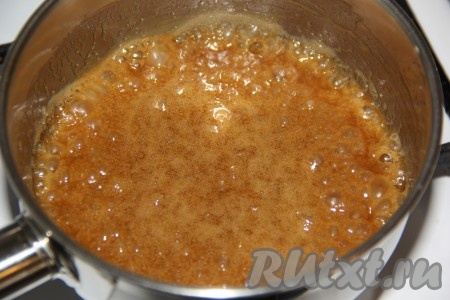 Варить карамель в течение 3-5 минут на медленном огне, помешивая (до полного растворения сахара).
