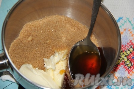 Пока наше тесто отдыхает, приготовим карамель. В сотейник выложить все ингредиенты для карамели: сахар, масло, мёд.
