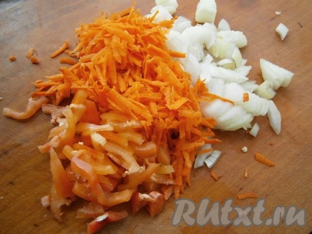 Морковь натереть на крупной терке, лук нарезать кусочками, сладкий перец - соломкой.
