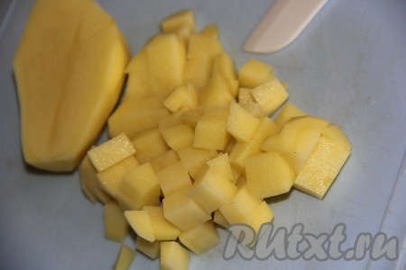 Картофель очистить и нарезать на кубики среднего размера.
