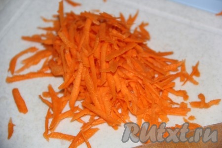 Морковь очистить и натереть на крупной тёрке.
