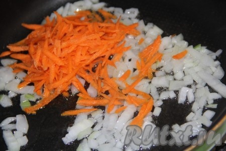 Добавить морковь к луку и обжарить на среднем огне в течение 5 минут, не забывая иногда перемешивать.
