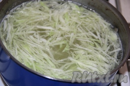 В кипящий бульон вернуть мясо, добавить картофель и капусту. Варить овощи, примерно, 15 минут на небольшом огне.
