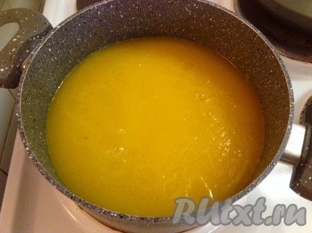 Переливаем суп-пюре из тыквы обратно в кастрюлю и доводим до кипения, помешивая. 