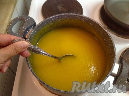 Переливаем суп-пюре из тыквы обратно в кастрюлю и доводим до кипения, помешивая.