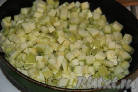 В сковороду влить растительное масло и выложить нарезанные кабачки.
