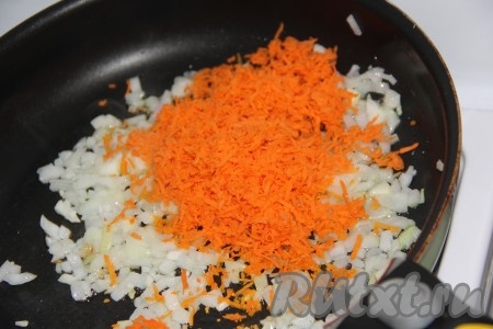 К обжаренному луку выложить морковку и обжарить её до мягкости (в течение 5 минут).
