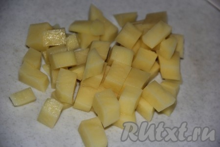 Картофель очистить и нарезать на мелкие кубики.
