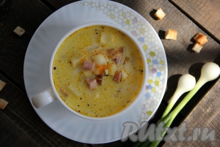 Подать аппетитный, нежный и очень вкусный сырный суп с ветчиной к столу, по желанию, в него можно добавить сухарики.
