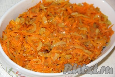 Обжарить морковь с луком в течение 5-7 минут, помешивая, затем выложить обжаренные овощи поверх сердечек и разровнять.
