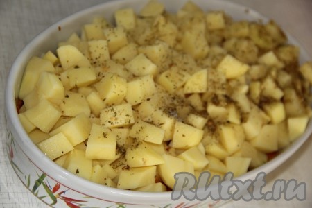 Посолить картофель и добавить специи для картофеля.
