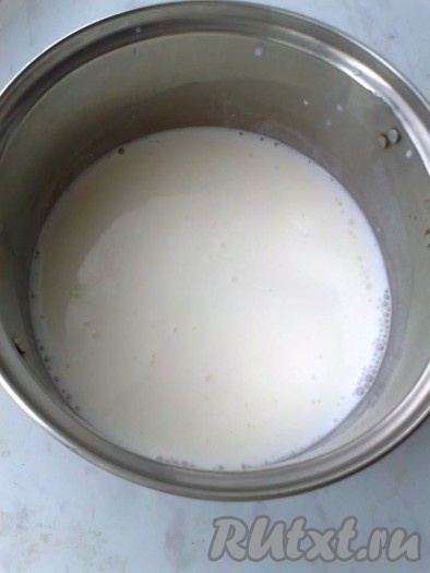 Для начала в кастрюльке подогреваем кефир до теплого состояния (подогреваем до температуры 36-37 градусов). Если кефир будет горячим - он свернётся. К кефиру добавляем соду и соль, перемешиваем, кефир должен вспениться. Добавляем яйцо и сахар, перемешиваем.
