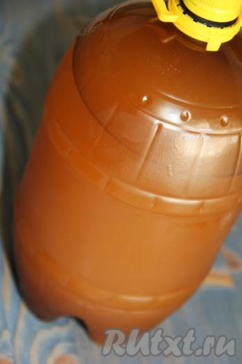 Готовый квас процедить через марлю, разлить по бутылкам и поставить в холодильник на сутки.