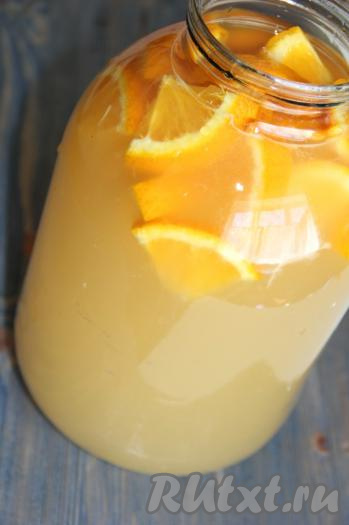 Залить содержимое банки тёплой фильтрованной водой (температура воды, примерно, 35-37 градусов), хорошо перемешать длинной ложкой. Дрожжи любят тёплую воду, тогда процесс брожения идёт активно. Но температура воды не должна быть выше 42 градусов, иначе дрожжи погибнут и процесс брожения так и не начнётся.