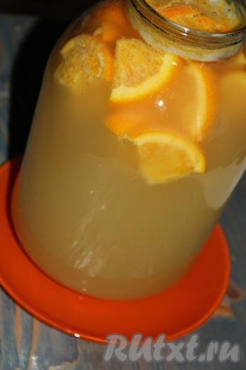 Банку поставить в тарелку, горлышко банки прикрыть блюдцем. Оставить банку при комнатной температуре на сутки.