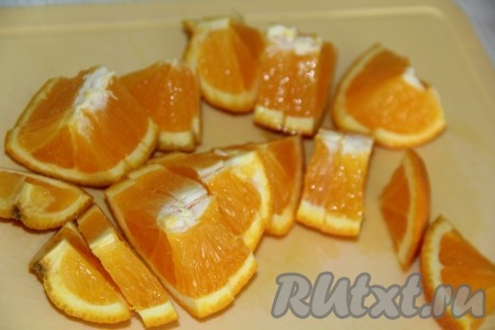 Апельсин вымыть и нарезать крупными дольками (вместе с кожурой).
