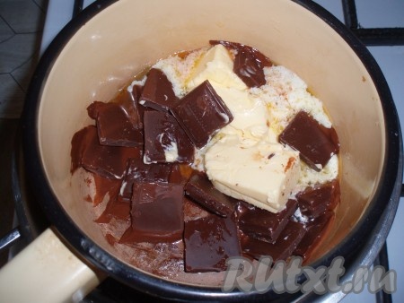 Шоколад поломать на кусочки, добавить сливочное масло и растопить шоколад с маслом на водяной бане. Остудить.
