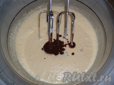 Добавить остывшую шоколадно-масляную смесь. Перемешать до однородного состояния.