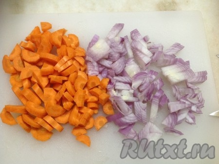 Вымыть, очистить и нарезать лук и морковь. Включить мультиварку на режим "Жарка" на 30 минут.
