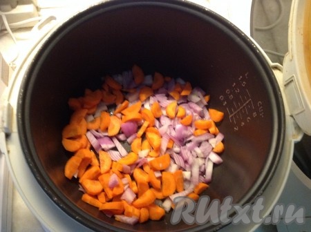 Обжаривать лук и морковь при открытой крышке, постоянно помешивая.