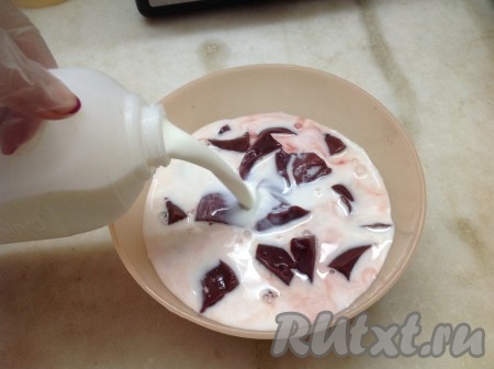 Залить печёнку молоком и оставить на 20-30 минут.