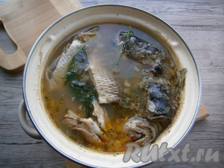 Далее варить рыбный суп на самом слабом огне еще 10-15 минут, добавив веточки укропа. Перемешать аккуратно, чтобы рыба не развалилась. 
