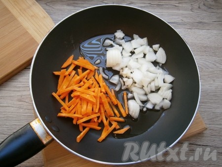 Морковку и лук очистить. Лук нарезать кусочками или кубиками, морковь - соломкой, выложить в сковороду с растительным маслом.
