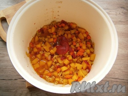 Выставить программу "Тушение" на 45 минут, крышку мультиварки закрыть. Через 25 минут в овощное рагу с фаршем добавить томатную пасту.
