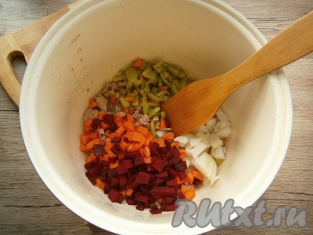 Свеклу, картофель, лук, морковь, чеснок очистить, из сладкого перца удалить семена. Далее выложить в чашу нарезанные небольшими кубиками лук, свеклу, морковь и сладкий перец, перемешать.
