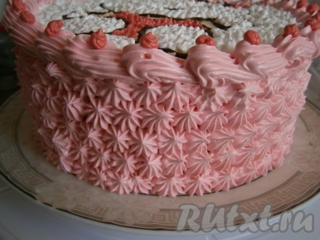 Все свободные части верха торта "Хелло Китти" вокруг картинки также точечно покрыть белым или розовым кремом. Бока я украсила розовым кремом с помощью насадки "звездочка".
