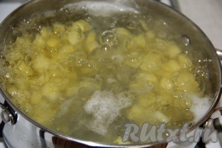 Воду влить в кастрюлю и довести до кипения. Добавить картофель в кипящую воду и варить 10 минут с момента закипания на небольшом огне.
